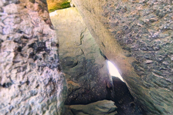 Looking into Chûn Quoit through the main gap