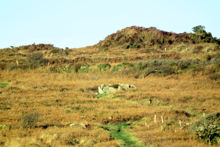 Bosiliack Barrow seen from Lanyon Quoit (telephoto shot)